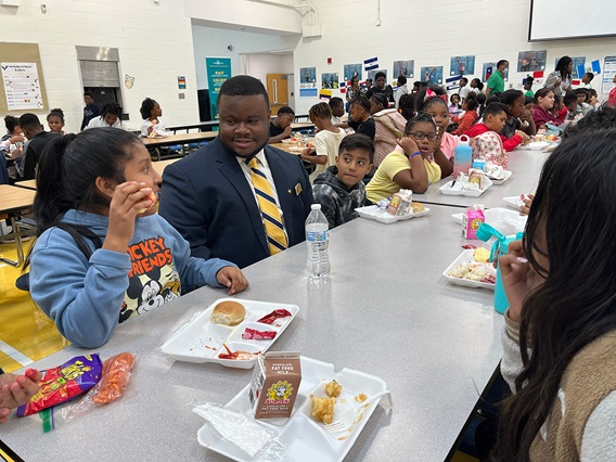 Oakland Elementary Principal Andre Johnson with Students at Lunch